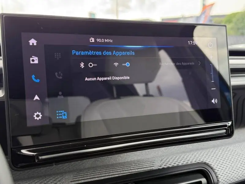 Écran tactile central de la Citroën C3 2025 affichant les paramètres Bluetooth et Wi-Fi, intérieur gris visible en reflet.