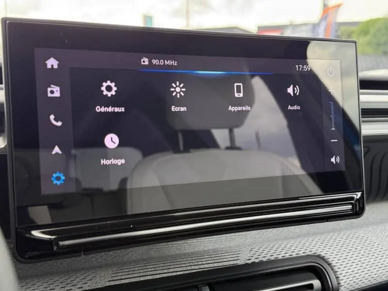 Écran tactile couleur du système multimédia de la Citroën C3 2025, vue rapprochée du tableau de bord.