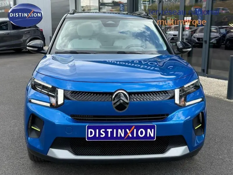 Vue avant d'une Citroën C3 1.2 Turbo 100ch MAX en Bright Blue avec toit noir, calandre noire et phares LED.