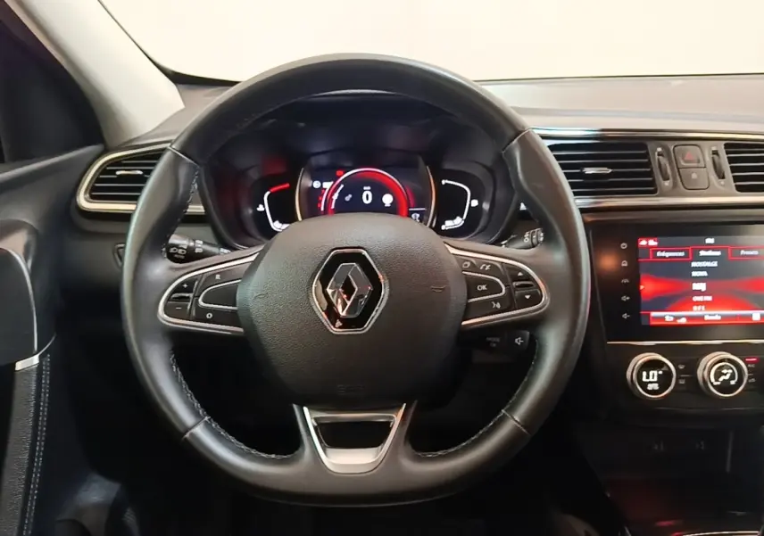 Vue intérieure centrée sur le volant multifonctions noir du Renault Kadjar 2021 avec tableau de bord numérique et écran tactile.