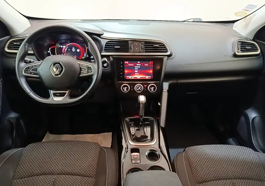 Vue intérieure avant du Renault Kadjar Business Blue dCi 115 EDC 2021, tableau de bord noir avec écran tactile central rouge.