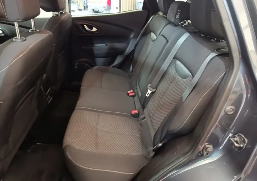 Vue intérieure côté droit sur la banquette arrière gris foncé du Renault Kadjar Business 2021 avec ceinture de sécurité visible.
