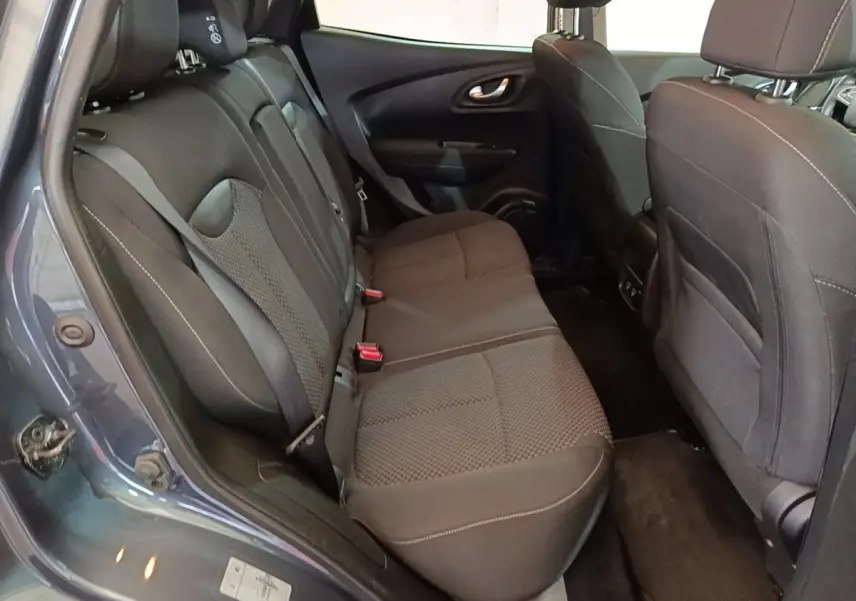 Vue intérieure côté gauche sur la banquette arrière noire du Renault Kadjar Business Blue dCi 115 EDC 2021.