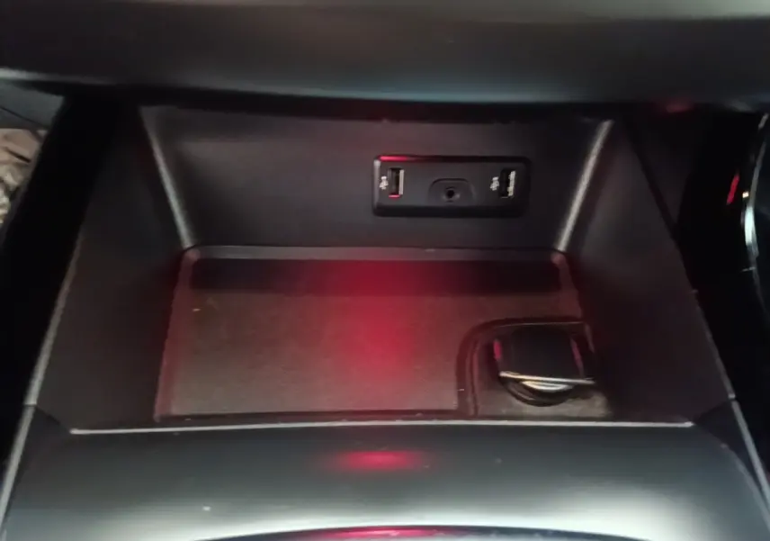 Vue rapprochée de la console centrale du Renault Kadjar gris foncé, montrant les ports USB et prise 12V.