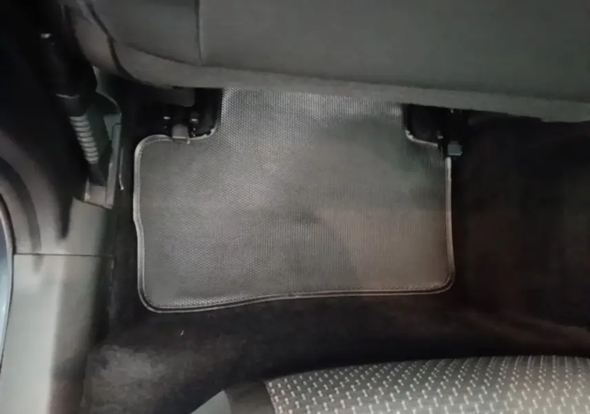 Tapis de sol gris foncé côté arrière droit dans un Renault Kadjar Business Blue dCi 115 EDC 2021.
