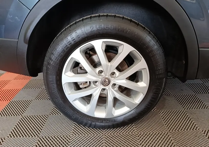 Gros plan sur la roue avant gauche grise foncée du Renault Kadjar Business Blue dCi 115 EDC 2021 avec jante alliage.