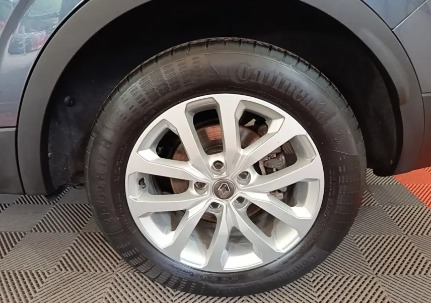 Gros plan sur la roue avant droite du Renault Kadjar Business gris foncé, avec jante alliage et pneu Continental.