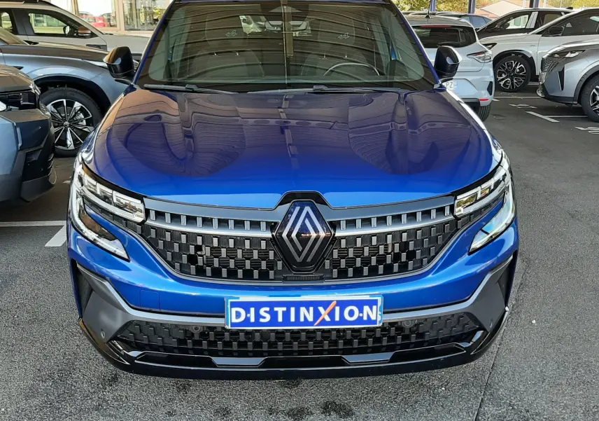 Vue frontale d'un Renault Austral E-Tech 200 Technos Esprit Alpine en bleu Iron, avec calandre noire distinctive et logo Renault central.