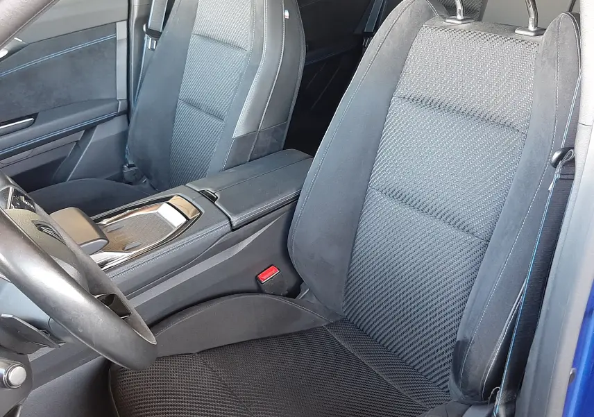 Vue intérieure côté conducteur du Renault Austral E-Tech 200 Bleu Iron, sièges noirs avec logo Alpine brodé sur les appuie-têtes.