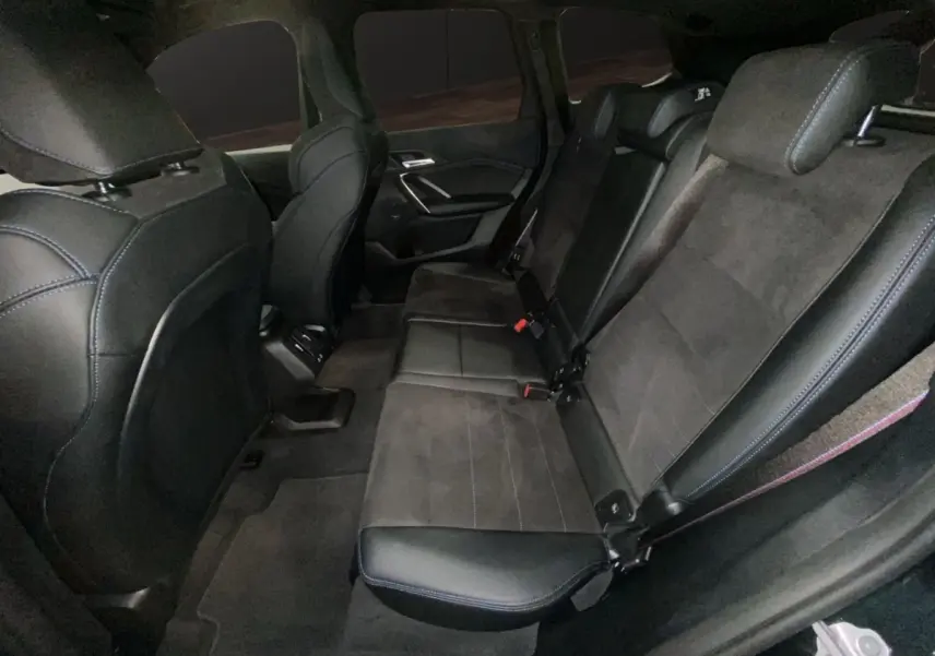 Vue intérieure côté droit des sièges arrière noirs en cuir et alcantara du BMW X1 xDrive20d M Sport PRO 2025.