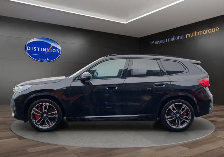 BMW X1 xDrive20d M Sport PRO noir, vue profil côté gauche, jantes sport et étriers de frein rouges visibles.