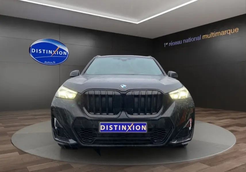 BMW X1 xDrive20d M Sport PRO noir vue de face avec phares allumés et calandre noire distinctive.