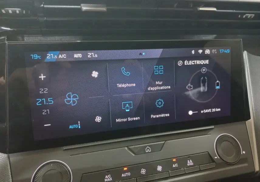 Écran tactile central de la Peugeot 308 PHEV 2025 affichant la climatisation et le mode électrique.