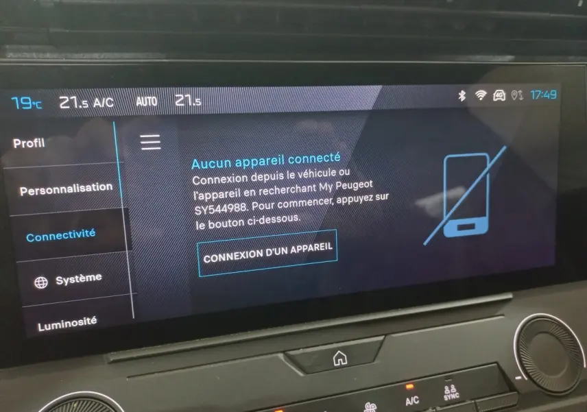 Écran tactile central de la Peugeot 308 PHEV 180 Allure 2025 affichant le menu connectivité, intérieur noir.