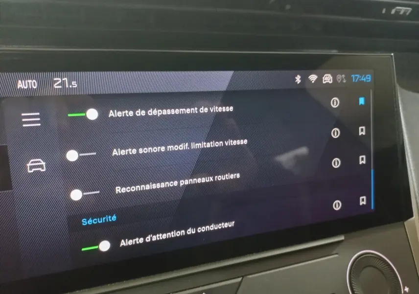 Écran tactile central de la Peugeot 308 PHEV 180 Allure 2025 affichant les alertes de sécurité activées.