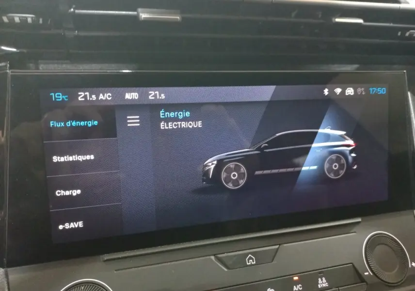 Écran tactile intérieur montrant un graphique latéral stylisé d’un SUV gris foncé en mode énergie électrique.