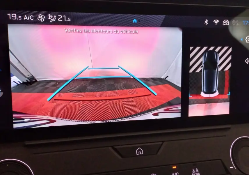 Écran tactile du système d’aide au stationnement arrière de la Peugeot 308 PHEV 180 Allure gris foncé, vue intérieure.
