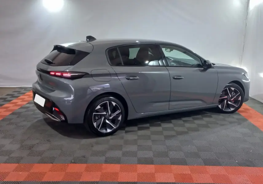 Peugeot 308 PHEV gris foncé vue de profil côté droit, avec feux arrière LED et jantes alliage distinctives.