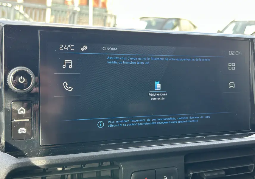 Écran tactile central du Peugeot Partner Fourgon 2025 affichant les périphériques connectés et la température intérieure à 24°C.
