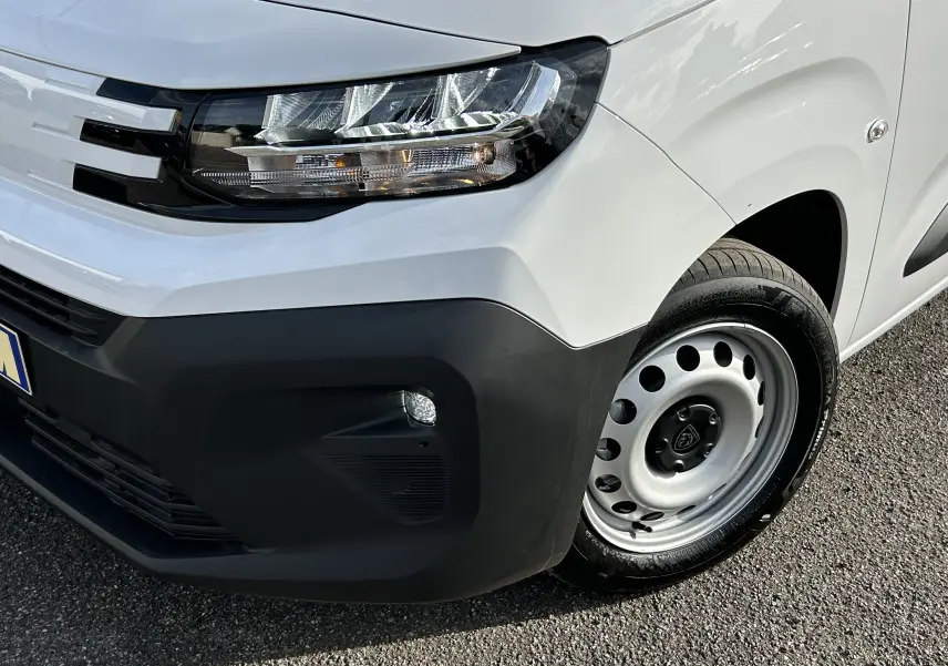 Gros plan sur l'avant droit blanc du Peugeot Partner Fourgon avec phare LED et jante acier simple.