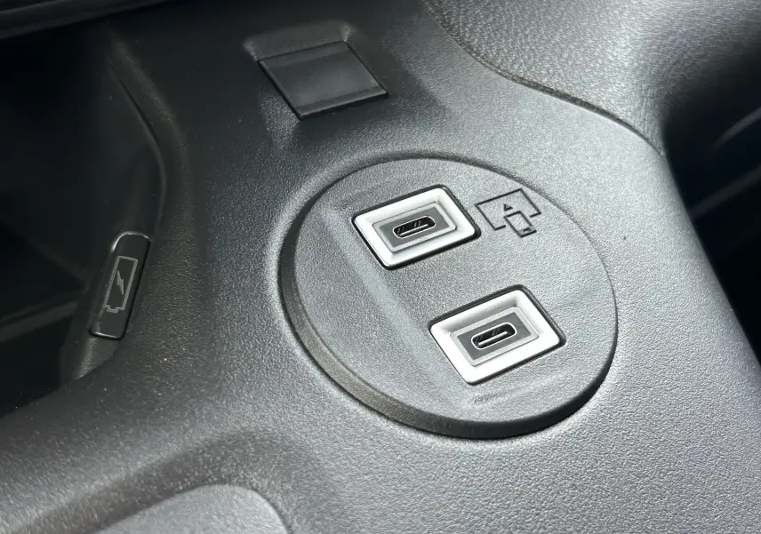 Gros plan sur les ports USB-C doubles intégrés dans la console centrale noire du Peugeot Partner Fourgon 2025.