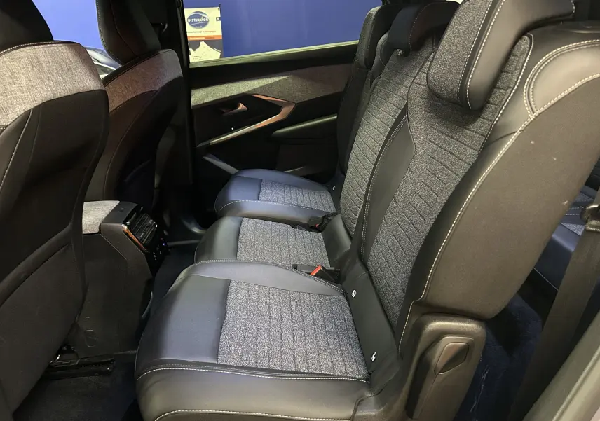 Vue intérieure côté droit des sièges arrière en tissu et cuir gris du Peugeot 5008 III Hybrid 145 e-DCS6 Allure 2025.