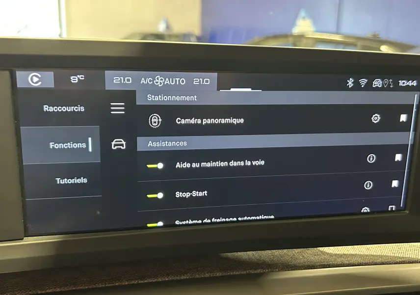 Écran tactile intérieur du Peugeot 5008 III Hybrid 145, affichant les options d'assistance à la conduite.