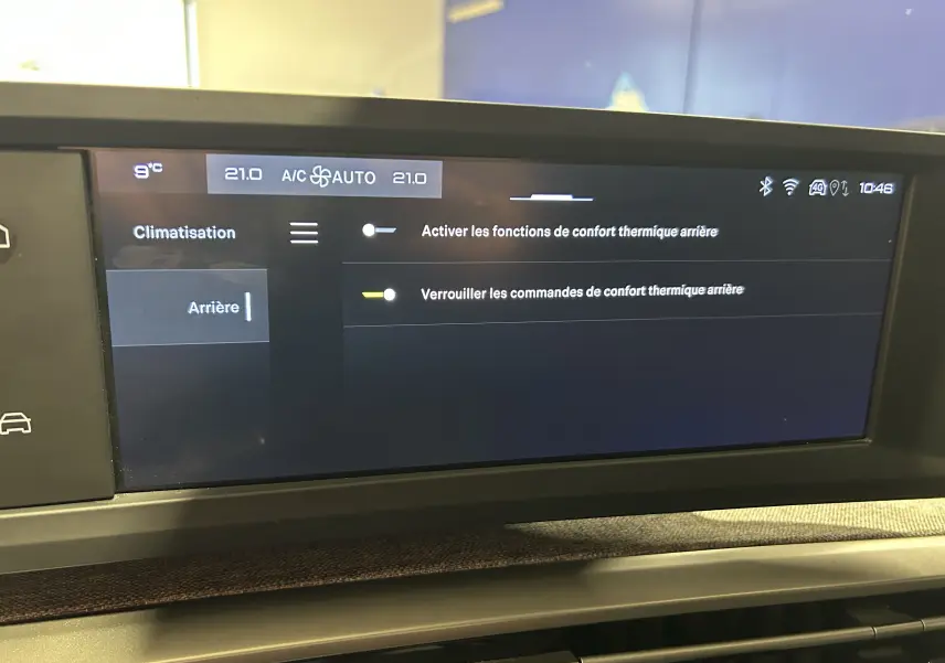 Écran tactile du tableau de bord du Peugeot 5008 gris Artense, affichant les réglages de climatisation arrière.
