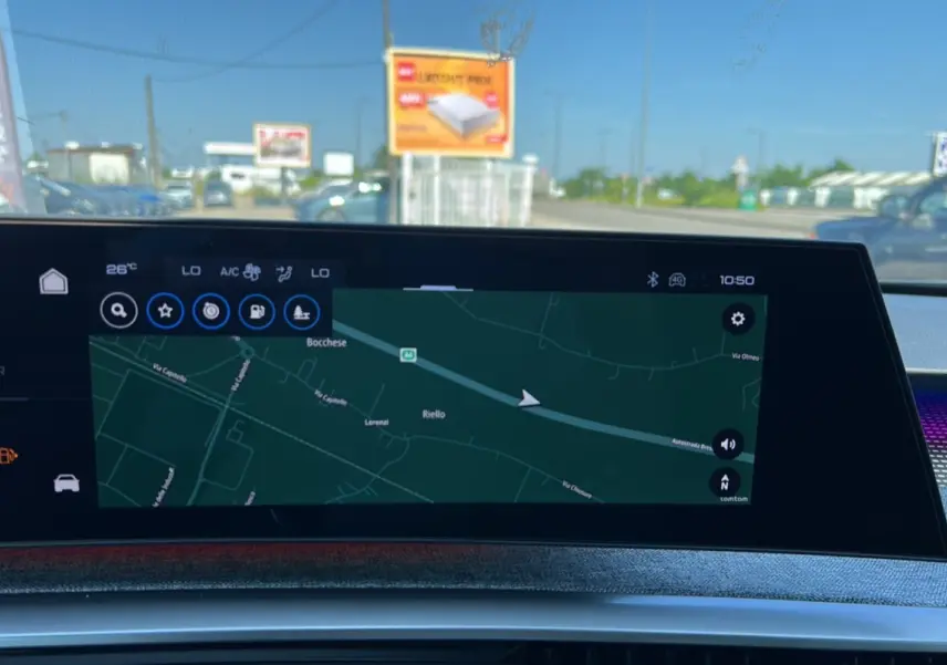 Vue rapprochée de l’écran tactile de navigation du Peugeot 3008 New Hybrid 145 GT 2025 avec carte routière affichée.