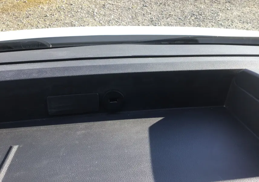 Gros plan sur la console intérieure noire du Renault Master blanc 2022, montrant une prise USB intégrée.