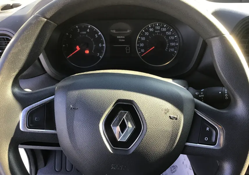 Vue rapprochée du volant noir avec logo Renault et tableau de bord du Renault Master blanc 2022, version diesel.