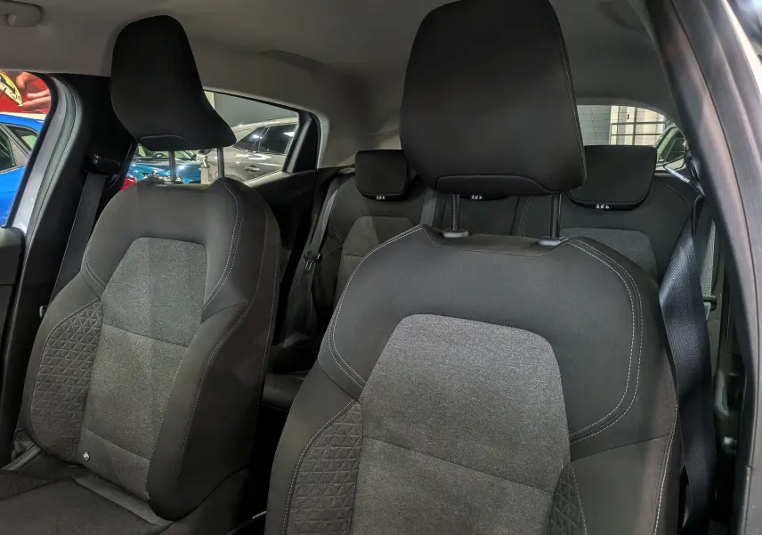 Vue intérieure côté droit des sièges avant en tissu gris et noir de la Renault Clio V TCe 90 Auto-école 2021.