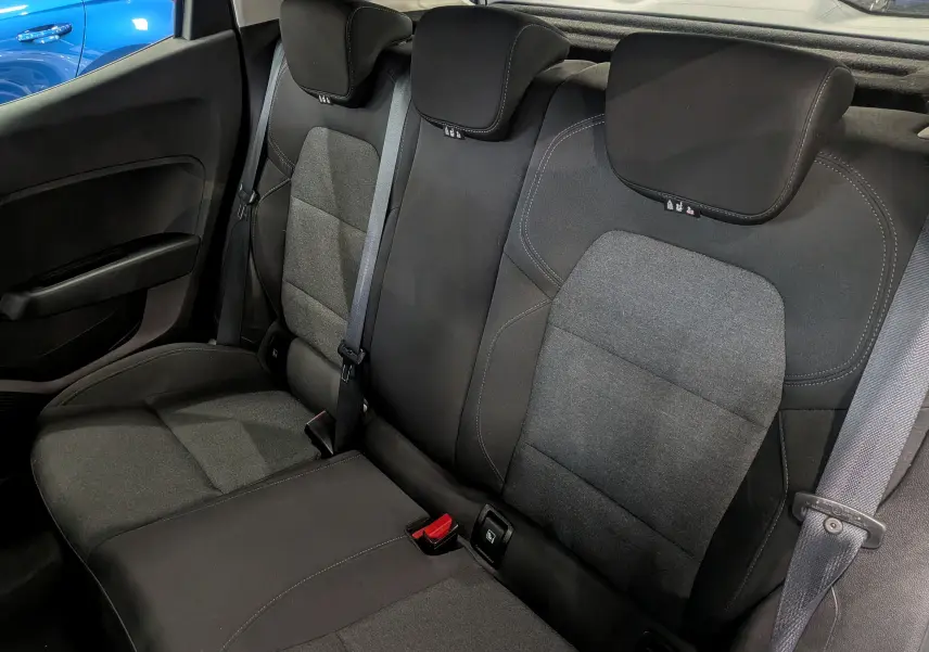Vue intérieure des sièges arrière en tissu gris foncé de la Renault Clio V TCe 90 CH AUTO-ECOLE, sans visibilité extérieure.