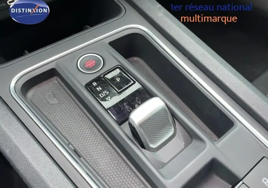 Gros plan sur la console centrale du SEAT LEON ST IV 2025, montrant le levier de vitesse automatique et le bouton start/stop.