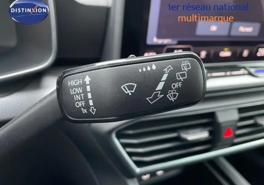 Gros plan sur la commande des essuie-glaces dans l’habitacle d’une SEAT LEON ST IV bleu 2025.