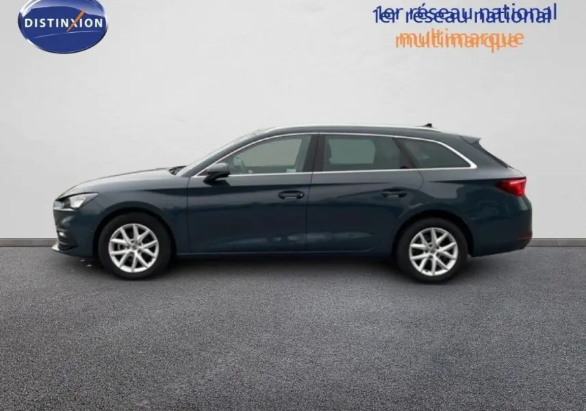 Profil latéral droit d'une SEAT LEON ST IV bleu foncé 2025 avec jantes aluminium 16 pouces et barres de toit.