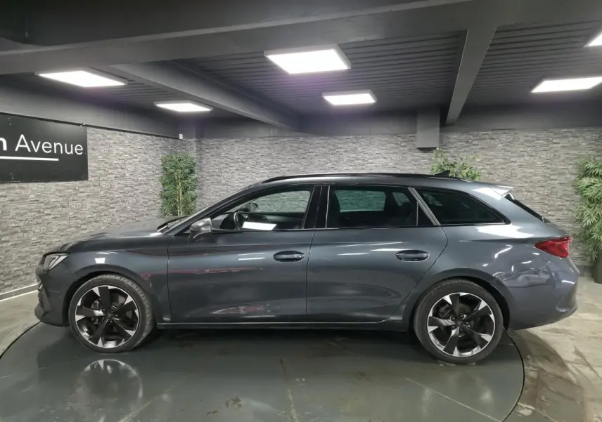 Profil droit d'une CUPRA Leon Sportstourer gris magnétique, avec jantes alliage noires et toit ouvrant panoramique.
