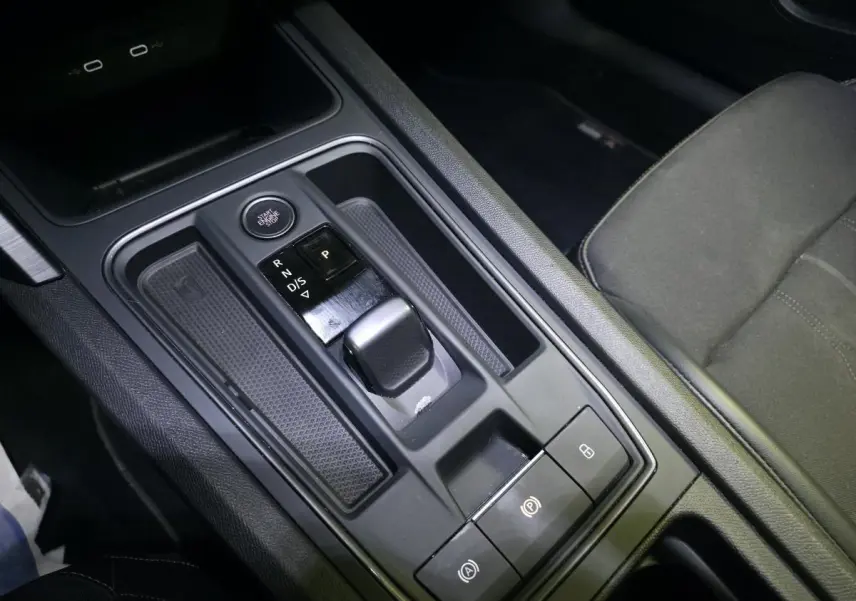 Gros plan sur la console centrale du CUPRA Leon Sportstourer gris, avec levier de boîte automatique et bouton start/stop.
