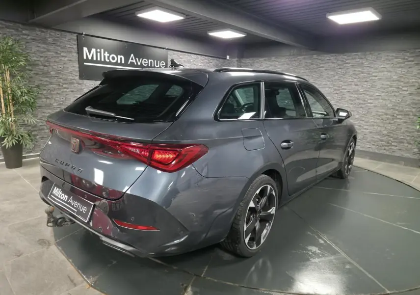 Vue 3/4 arrière droite d'une CUPRA Leon Sportstourer gris magnétique avec crochet d'attelage et jantes alliage 18 pouces.