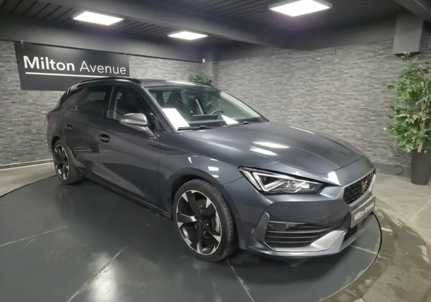 Vue 3/4 avant droite d'une CUPRA Leon Sportstourer gris magnétique avec jantes alliage 18'' et toit ouvrant panoramique.