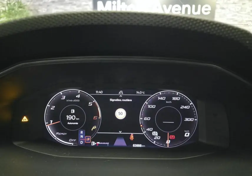 Combiné d'instruments digital du tableau de bord de la CUPRA Leon Sportstourer 2024 affichant vitesse, régime et autonomie.