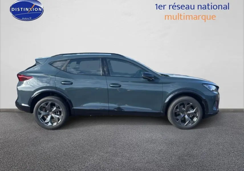 Profil côté gauche du SUV CUPRA Formentor 1.5 etsi hybrid 2026 en bleu fjord avec jantes 18 pouces.