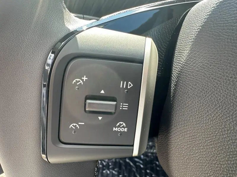 Gros plan sur les commandes de régulateur de vitesse au volant du Citroën C3 Aircross gris Mercury.