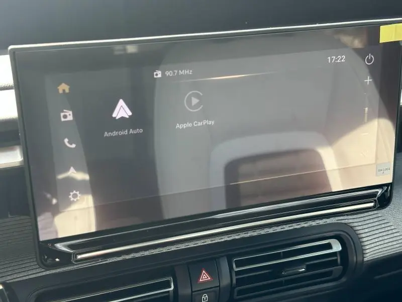 Écran tactile central affichant Android Auto et Apple CarPlay dans le tableau de bord du Citroën C3 Aircross gris Mercury.