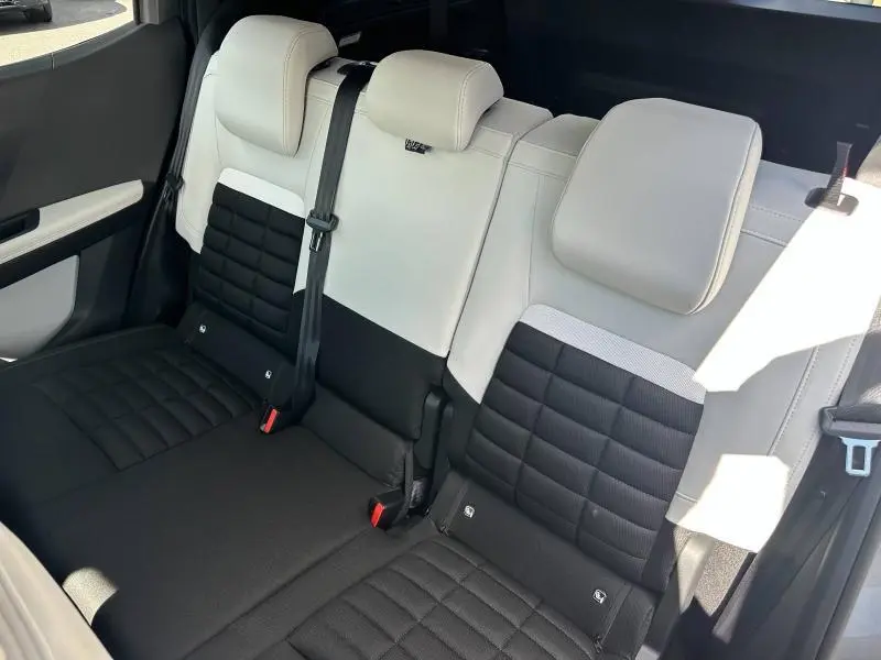 Vue intérieure du siège arrière bicolore noir et beige du Citroën C3 Aircross 2026 avec ceinture de sécurité centrale visible.