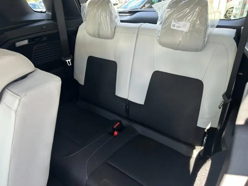 Vue intérieure arrière des sièges supplémentaires gris clair et noir du Citroën C3 Aircross 2026 en version 7 places.