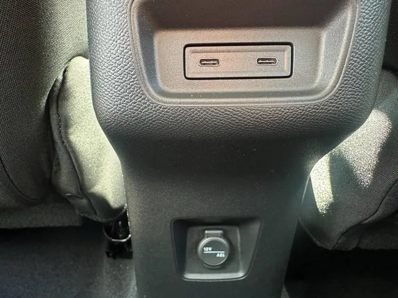 Vue rapprochée de la console arrière noire du Citroën C3 Aircross gris Mercury avec ports USB-C et prise 12V.