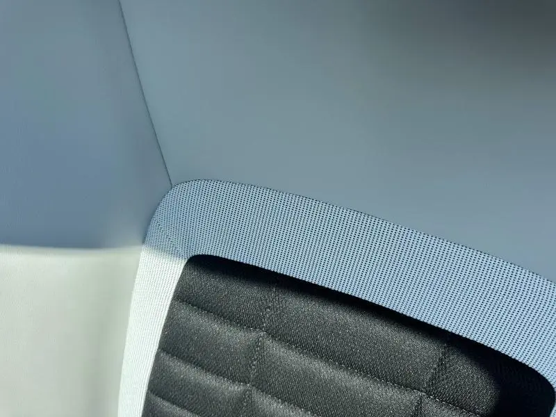 Détail du tissu gris clair et noir du siège arrière du Citroën C3 Aircross 2026 en intérieur.