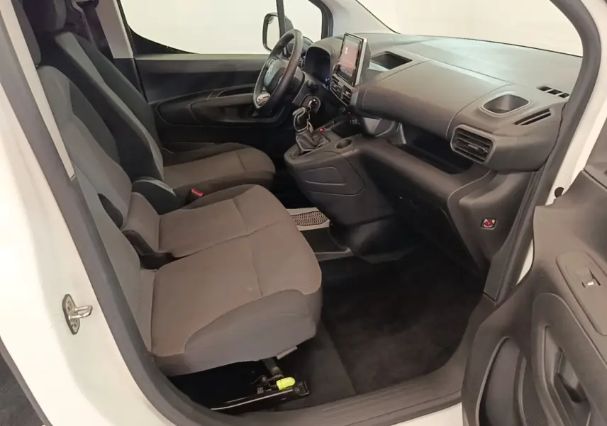 Intérieur côté conducteur du Citroën Berlingo blanc 2020, montrant sièges gris et tableau de bord avec écran tactile.
