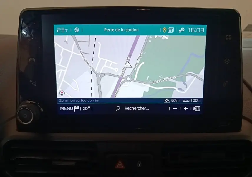 Écran tactile central du tableau de bord du Citroën Berlingo 2020 affichant une carte de navigation en mode 2D.